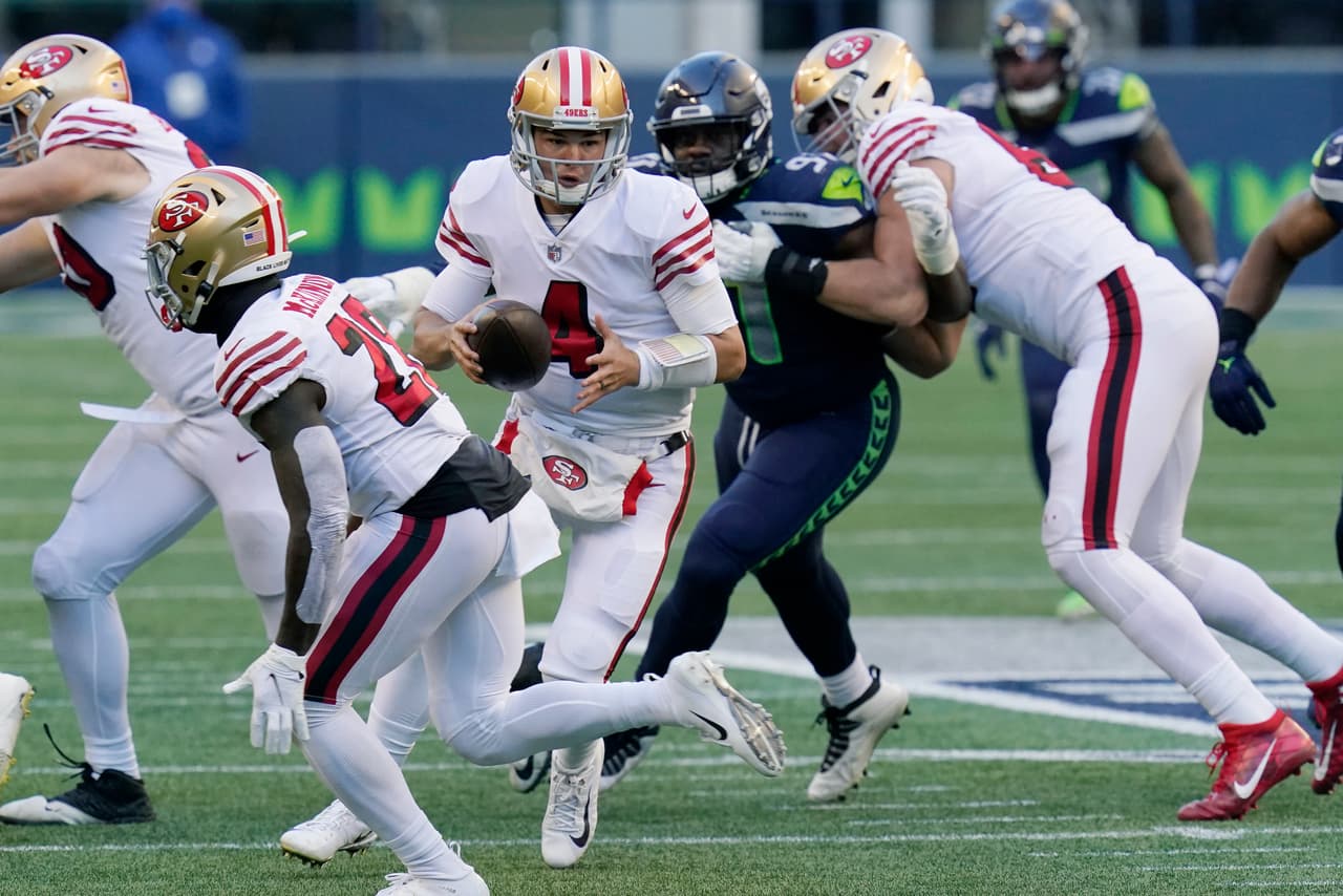Jimmy Garoppolo vulve a salir lesionado en la derrota 27-37 fente a los Seattle Seahawks.