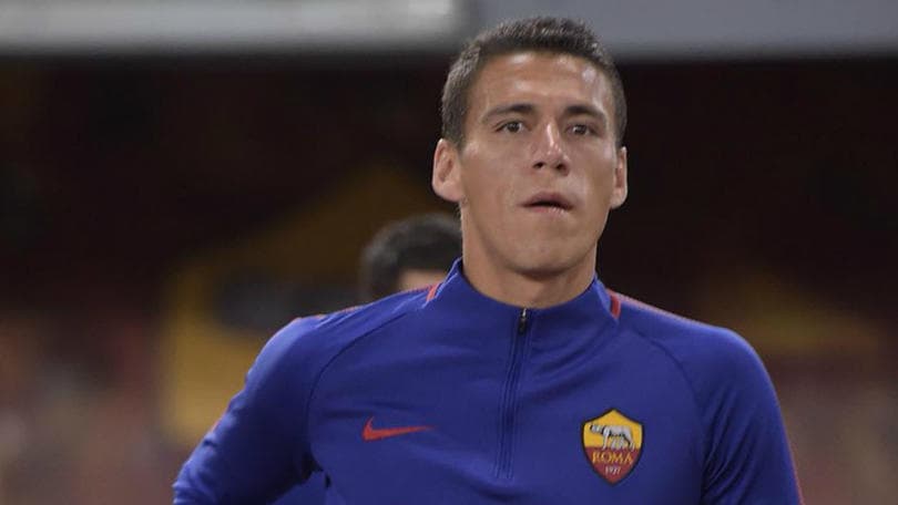 Héctor Moreno calentando.