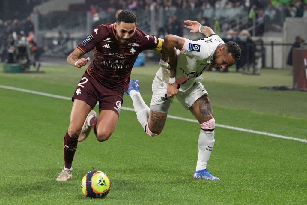 Archaf Hakimi se echa el equipo al hombro y con goles al 5' y al 90+5', Los visitantes vencen 1-2 al Metz.