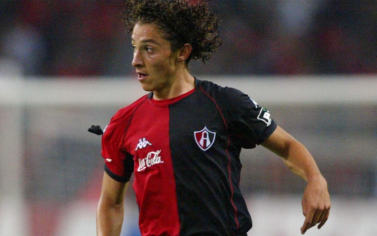 Andrés Guardado debutó con 18 años con Atlas el 20 de agosto de 2005 y desde allí marcó su carrera como un volante destacado por su versatilidad.