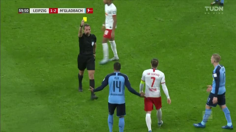 Tarjeta amarilla. El árbitro amonesta a Alassane Pléa de Borussia Mönchengladbach