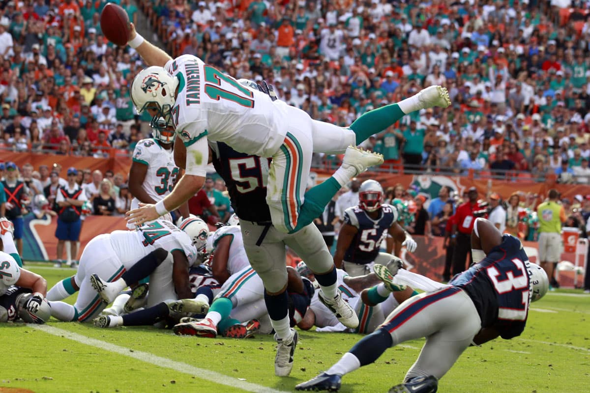 Del lado ofensivo, este es el show de Tannehill. Su crecimiento la temporada pasada me hace creer que sería la diferencia de que Dolphins rebase a los Bills y a los Jets por el segundo lugar de la AFC Este. Pues claramente es mejor que Geno Smith y los demás QBs en el roster de Buffalo (AP-NFL).