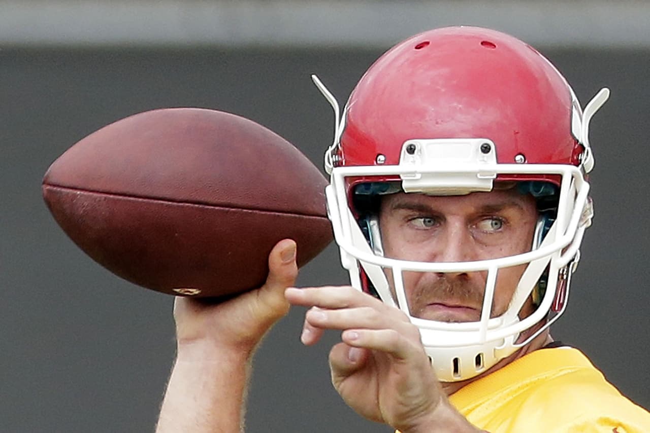 #8 Alex Smith, Kansas City Chiefs : Durante las últimas cuatro temporadas. Como titular en SF y KC, Smith tiene 38-16-1. ¿Cómo suena un QB con índice de pasador de 108.6 en playoffs con nueve TDs sin intercepciones?. Él tiene lo que se necesita para ganar (AP-NFL).