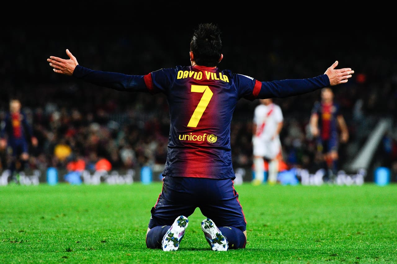 Del
<b>2010 al 2013 </b>el delantero
<b> David Villa </b>se puso la playera número siete como nuevo jugador del Barcelona. Sus estadísticas cuentan 119 partidos y 48 goles.