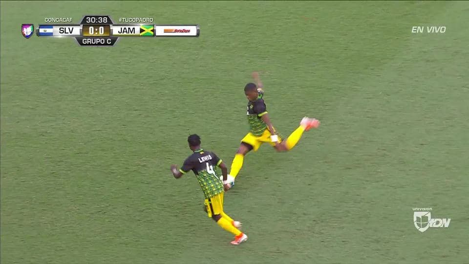 Tiro desviado de Leon Bailey