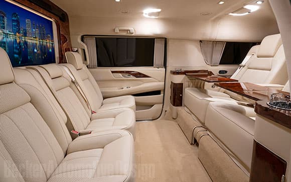 A través del sitio Becker Automotive Design Tom Brady puso a la venta su Cadillac Escalade 2018. Cuenta con amenidades como escritorios, asientos reclinables, internet y pantallas. ¡Es un jet privado!