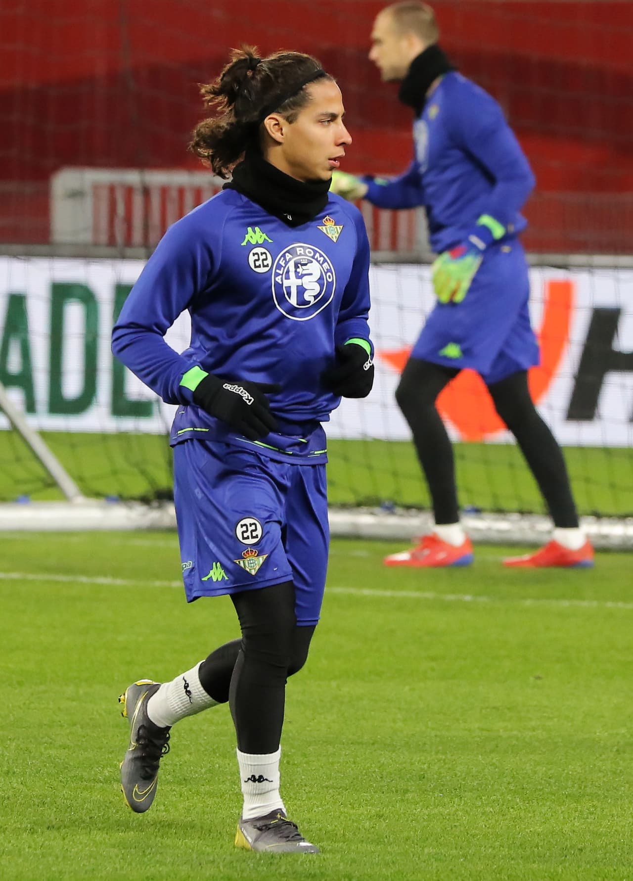 El entrenamiento del Betis en el Roazhon Park Stadium de Rennes (Francia) tuvo las miradas en el juvenil mexicano Diego Lainéz, a la espera de si el técnico Quique Setién lo pondrá a debutar en la Europa League, en la ida de los Dieciseisavos de final.
