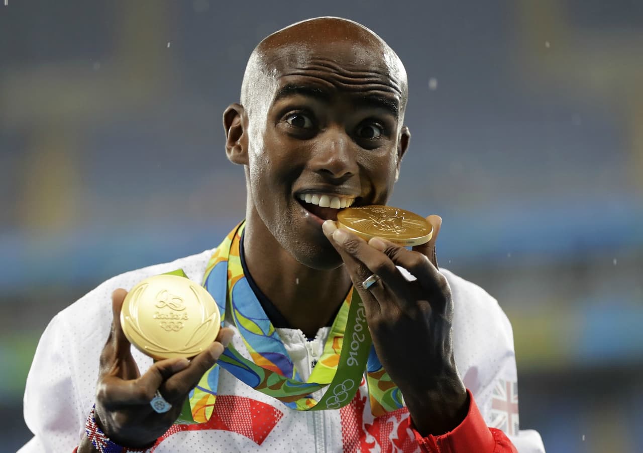 El tetracampeón olímpico
<b> Mo Farah</b> nació en Somalia, uno de los países afectados por el bloqueo a naciones mayoritariamente musulmanas. Farah, quien compite por Gran Bretaña, expresó su preocupación de posibles problemas para regresar a Eugene, Oregon, el lugar donde vive y entrena desde hace seis años. Su situación, afortunadamente, fue resuelta de manera favorable.