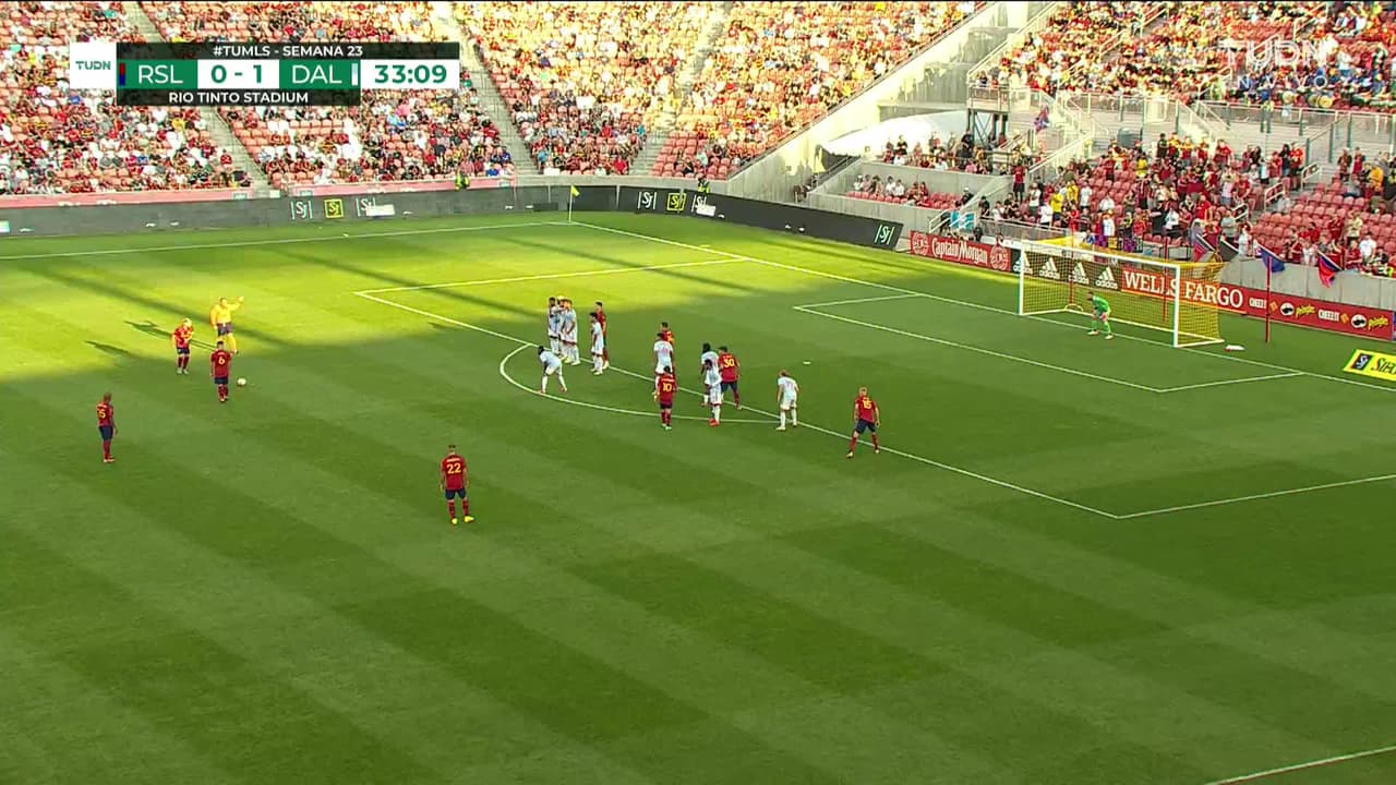 ¡TIRO ATAJADO! disparo por Albert Rusnák.