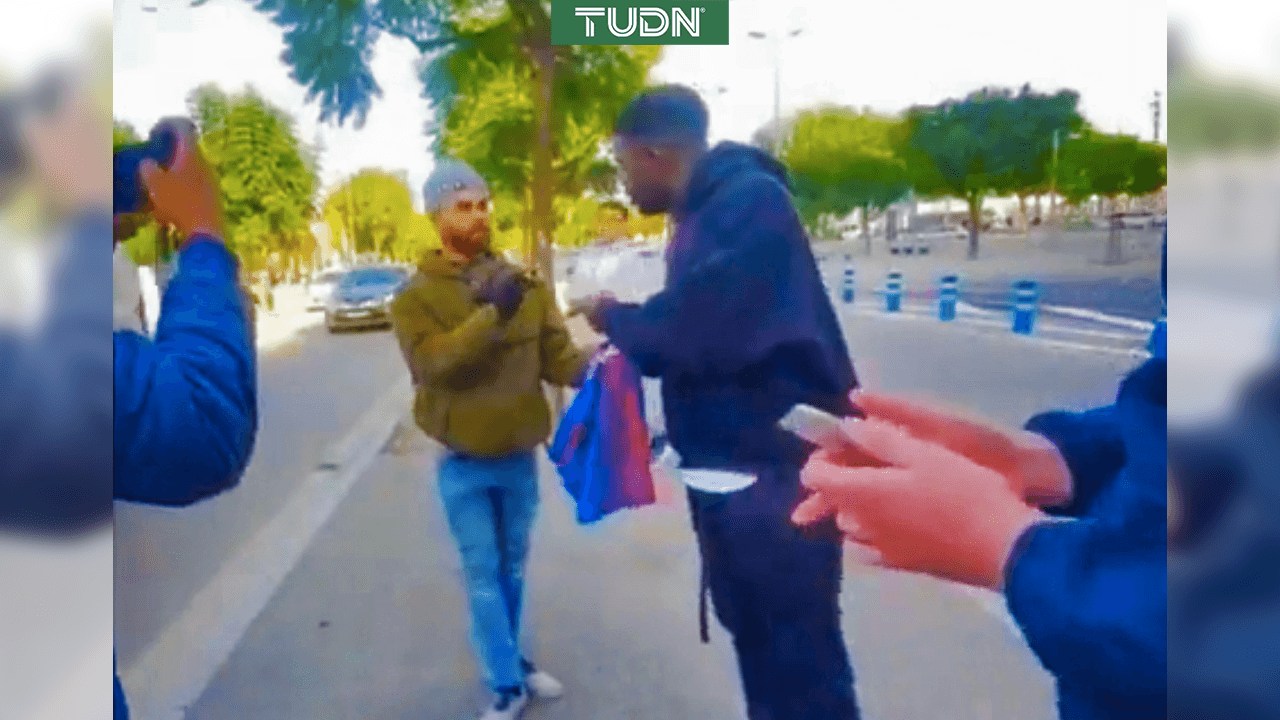 Samuel Umtiti explota contra fans que le impedían el paso con su auto