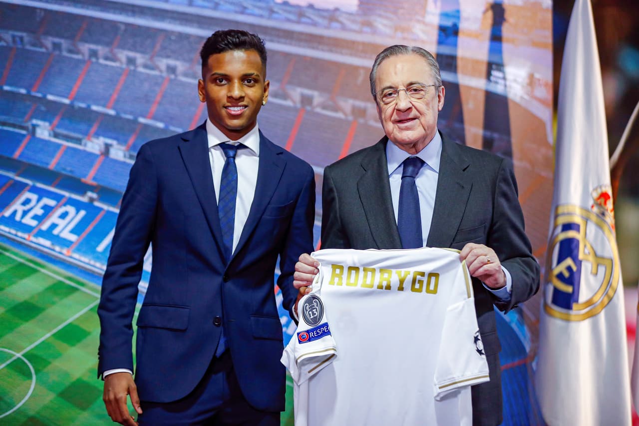 Este martes el brasileño Rodrygo, ex Santos F.C., firmó contrato hasta 2025 con el Real Madrid y posteriormente fue presentado de manera oficial junto al presidente Florentino Pérez. "Era mi sueño desde pequeño jugar acá [...] estoy a disposición del club, en el Castilla o el primer equipo", comentó el joven atacante.