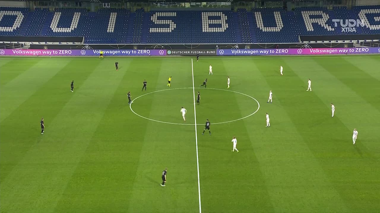 Arranca el partido y la pelota está en juego.