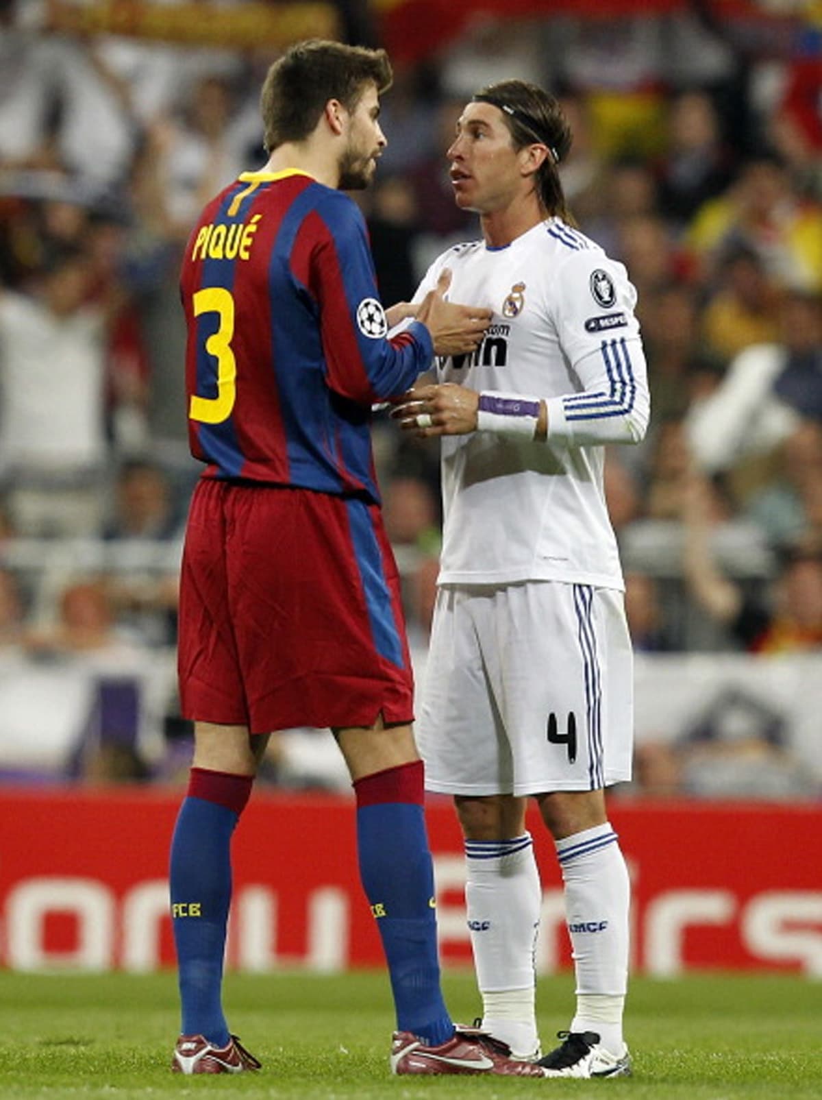 Los clásicos de La Liga 2010-2011 fueron tristemente conocidos por el juego rudo y por los constantes reclamos al árbitro. Piqué y Ramos debieron dejar la amistad fuera de la cancha,