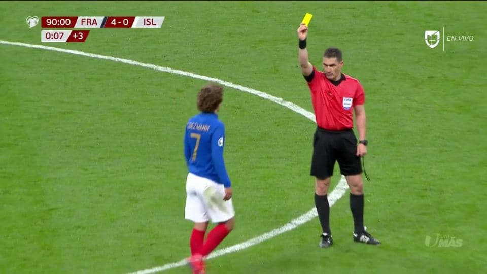 Tarjeta amarilla. El árbitro amonesta a Antoine Griezmann de France