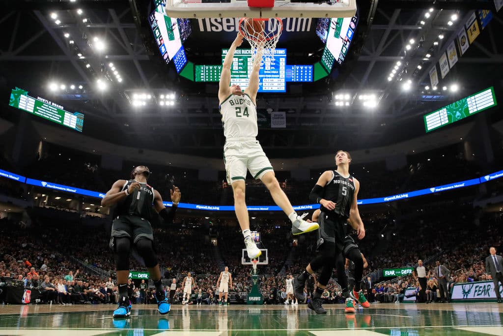 Saliendo desde la banca, Pat Connaughton (24) contribuyó con 18 puntos para la causa de los Bucks y además descolgó nueve tableros.