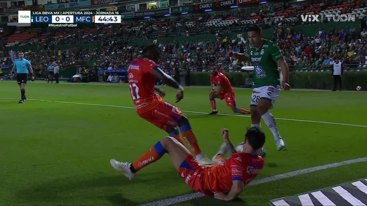 ¡No se ayuden! Patadón de Vargas a Benedetti en la línea de fondo