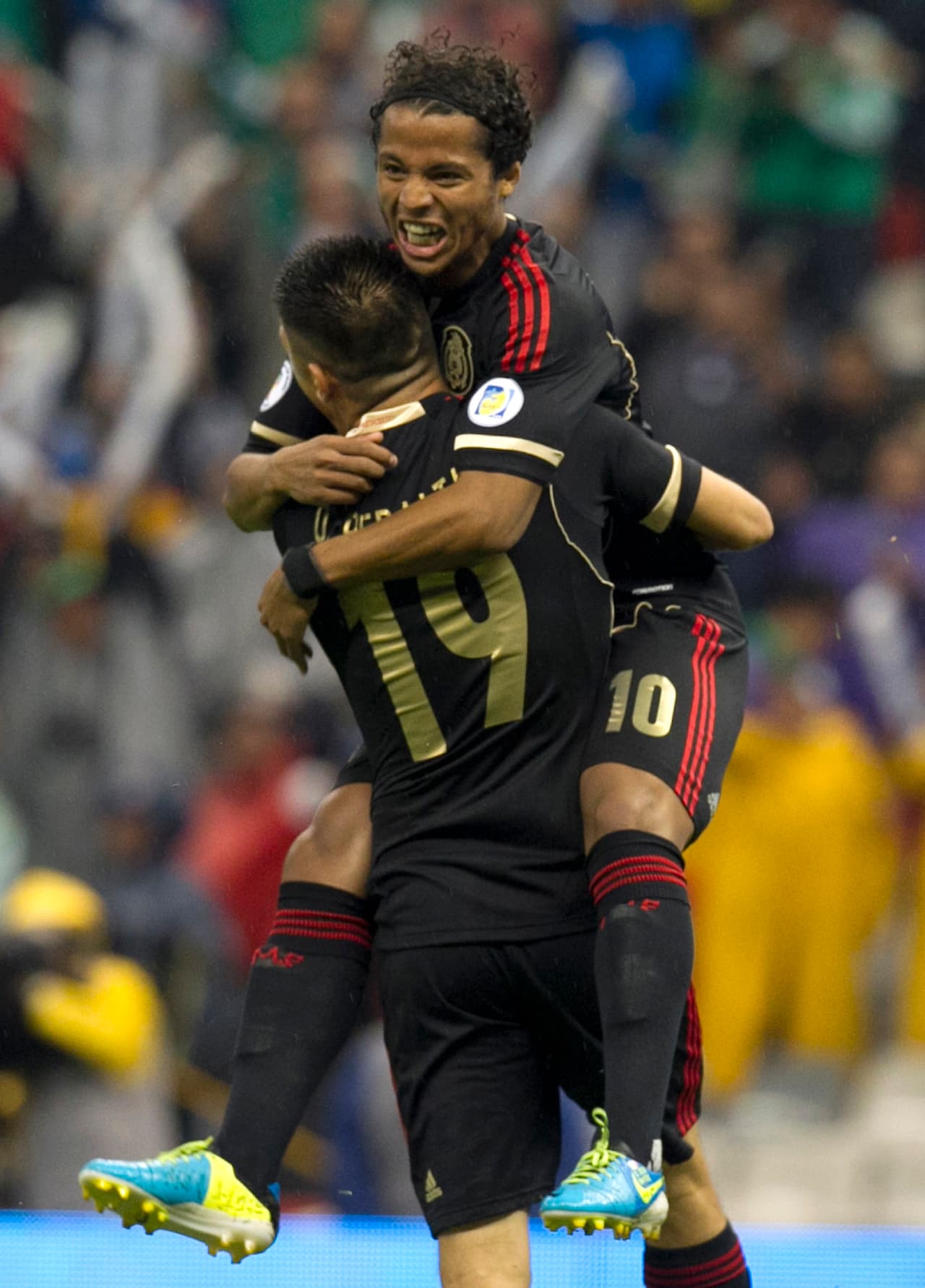 El Cepillo, que antes había tocado de 'taquito' para Gio, regresó puntual a la cita en el área para vencer a Valladares con la diestra y con ello adelantar a México arrancando el encuentro apenas a los cinco minutos.