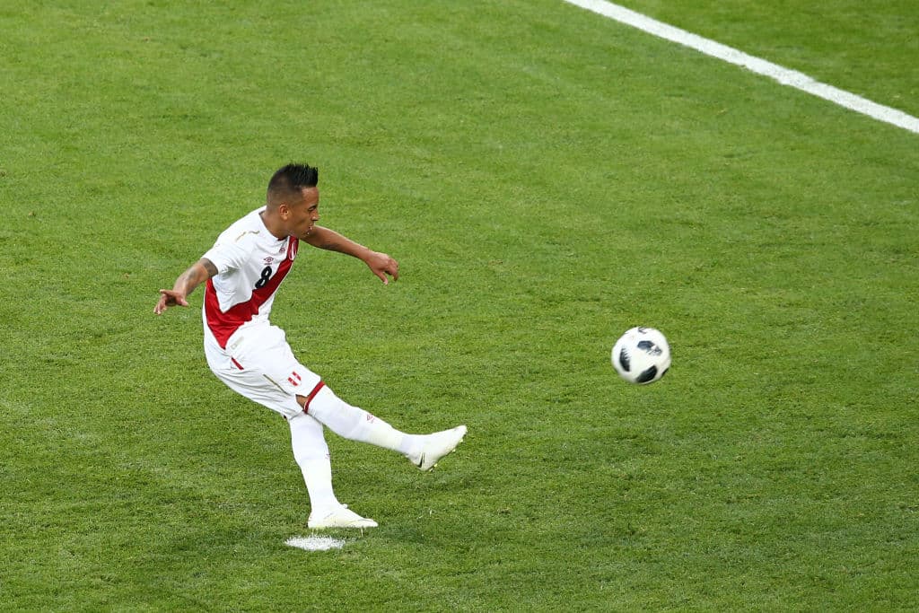 El jugador que creó la acción de peligro en territorio danés fue quien levantó la mano para cobrar desde los 11 pasos. Cueva se enfiló hacia la redonda y pateó.