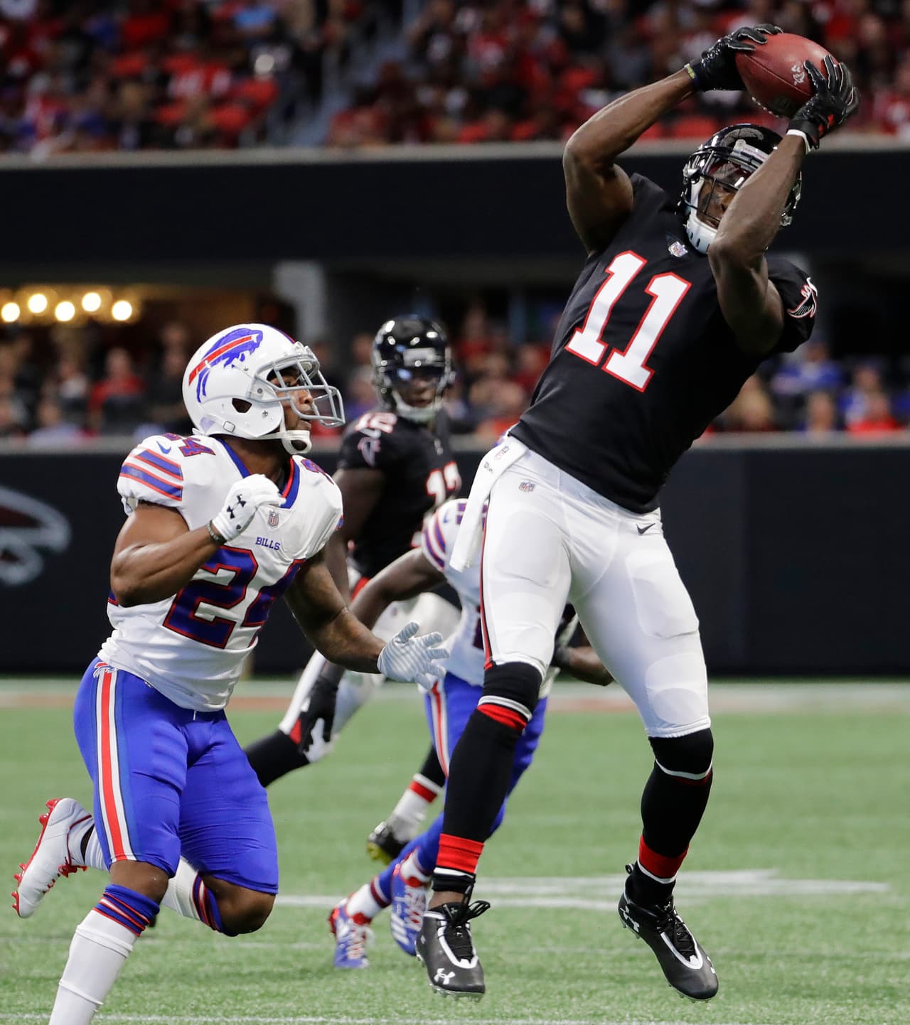 Otro que se lastimó fue Julio Jones que estaba teniendo un buen juego ante los Bills. Afortunadamente para los Halcones, la lesión de su receptor estrella no es muy delicada.