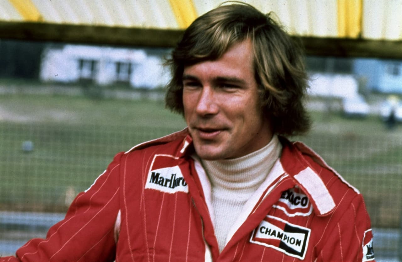 James Hunt fue un piloto británico, compitió en la Fórmula 1 durante siete temporadas y en 1976 conisguió quedarse con el título de la Fórmula 1.