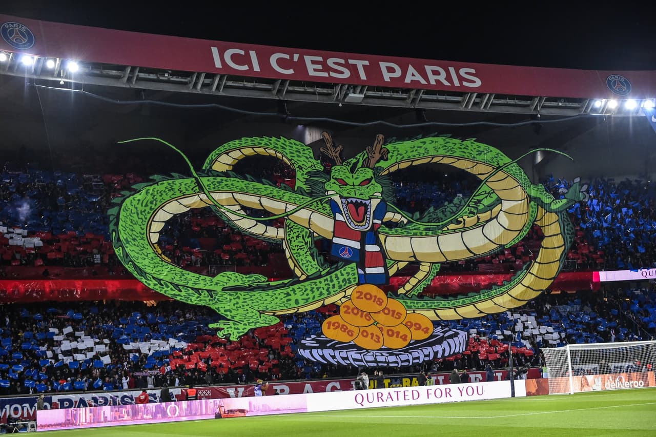 Tifo del dragon de Dragon Ball con las esferas del dragón, presentado por el Paris Saint Germain.