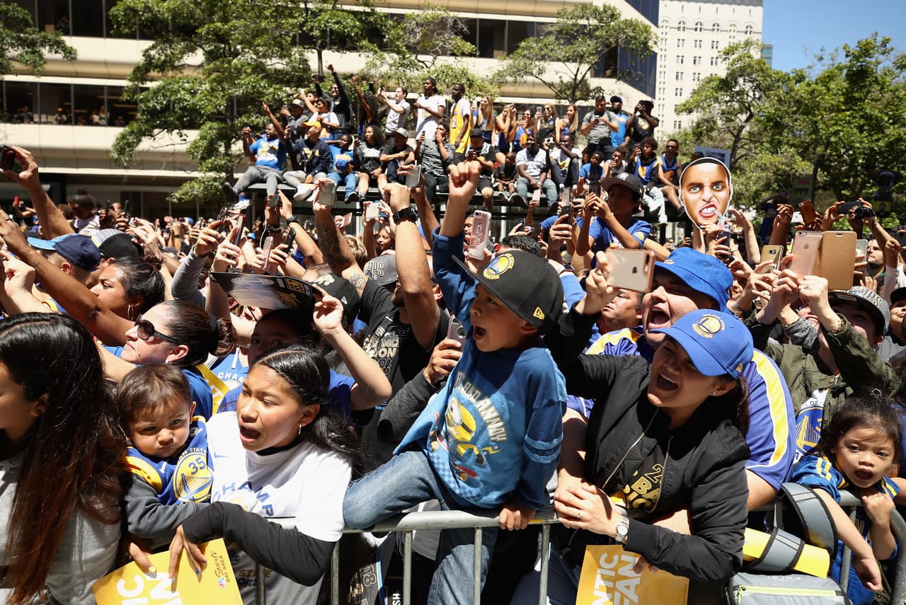Miles de aficionados de los Golden State vivieron la celebración en un gran ambiente. Curry, Durant, Klay Thompson, Draymond Green y demás disfrutaron de su nueva victoria en el mejor baloncesto del mundo, la NBA.