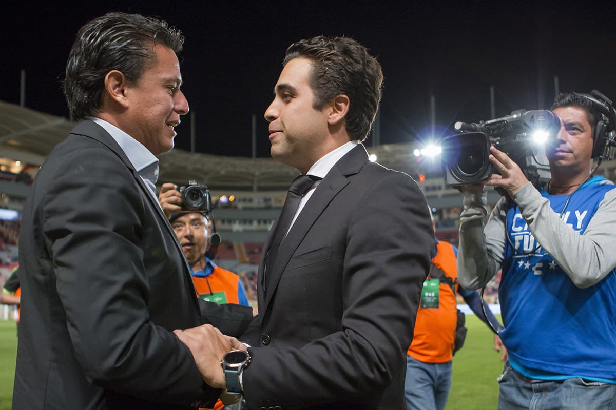Los entrenadores, Salvador Reyes de Santos Laguna (izquierda) y Marcelo Leaño de Necaxa (derecha) antes del partido.