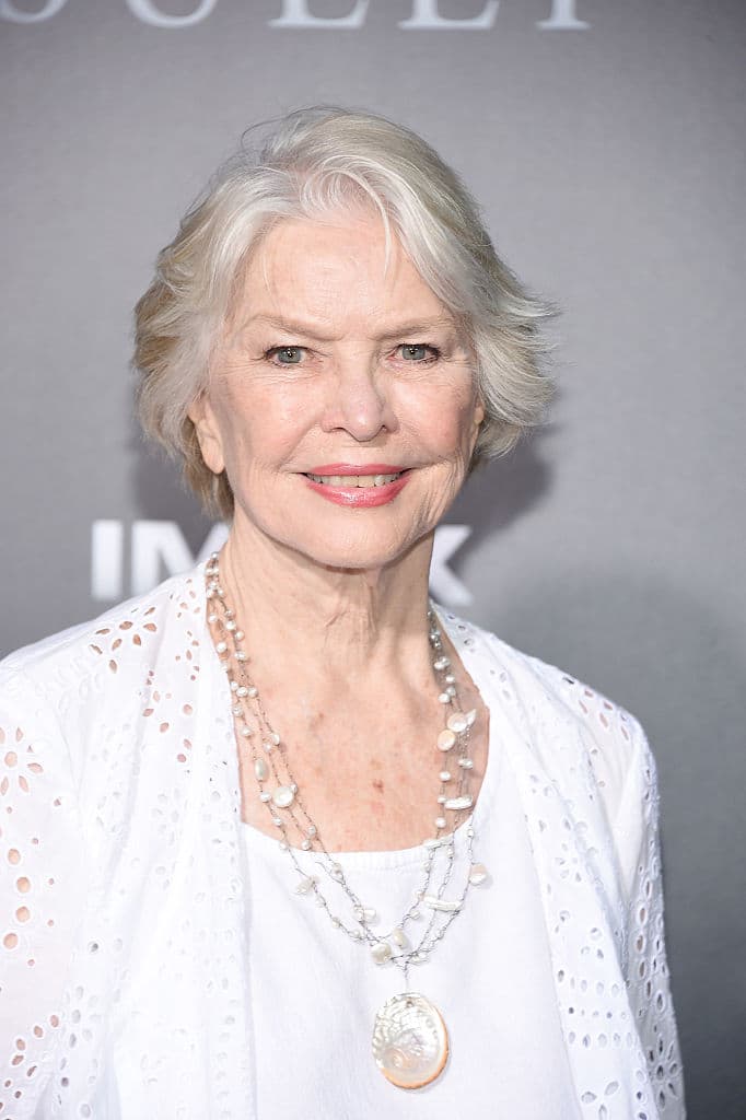No olvidemos que Burstyn fue la encargada de dar vida a la Madre de Regan en el filme original.
<br>