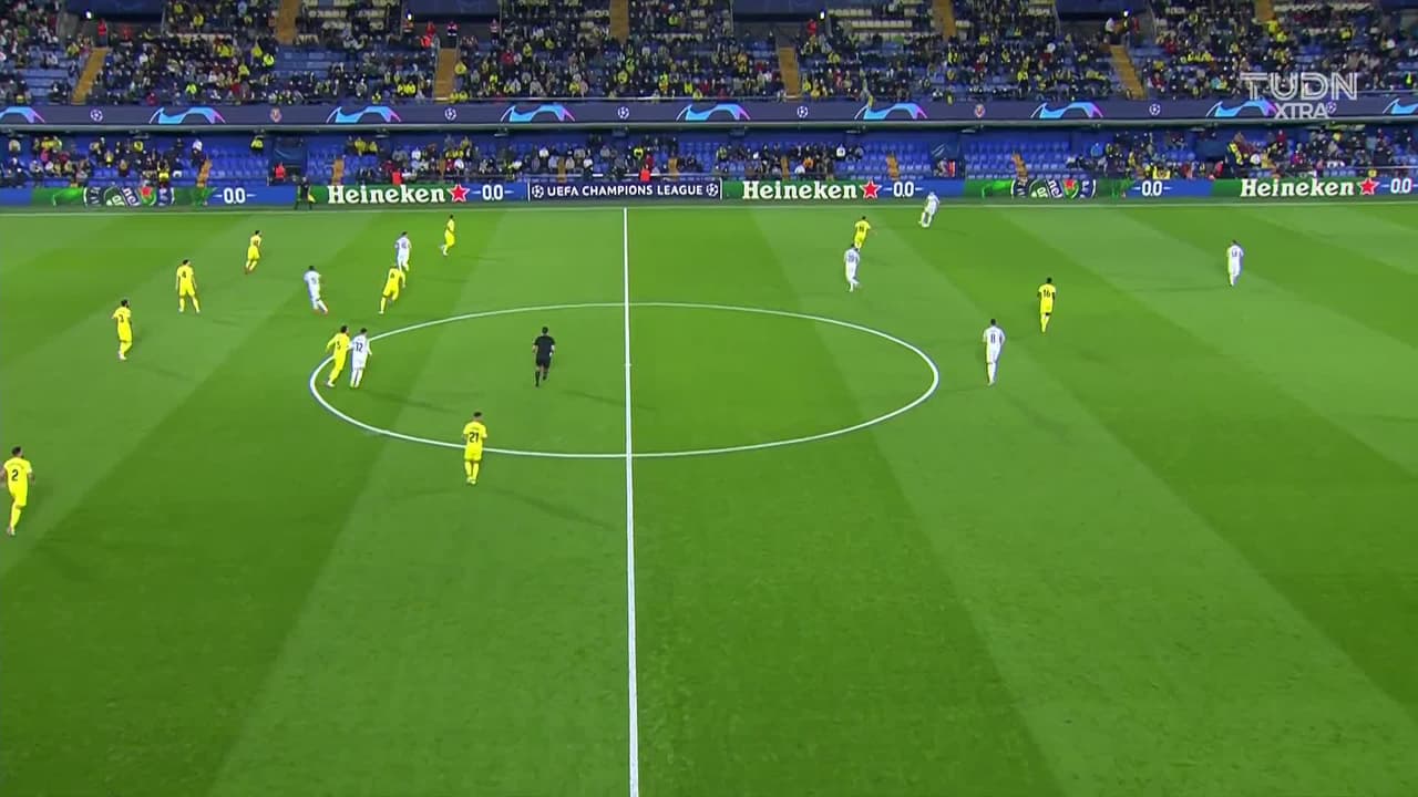 Arranca el partido y la pelota está en juego.