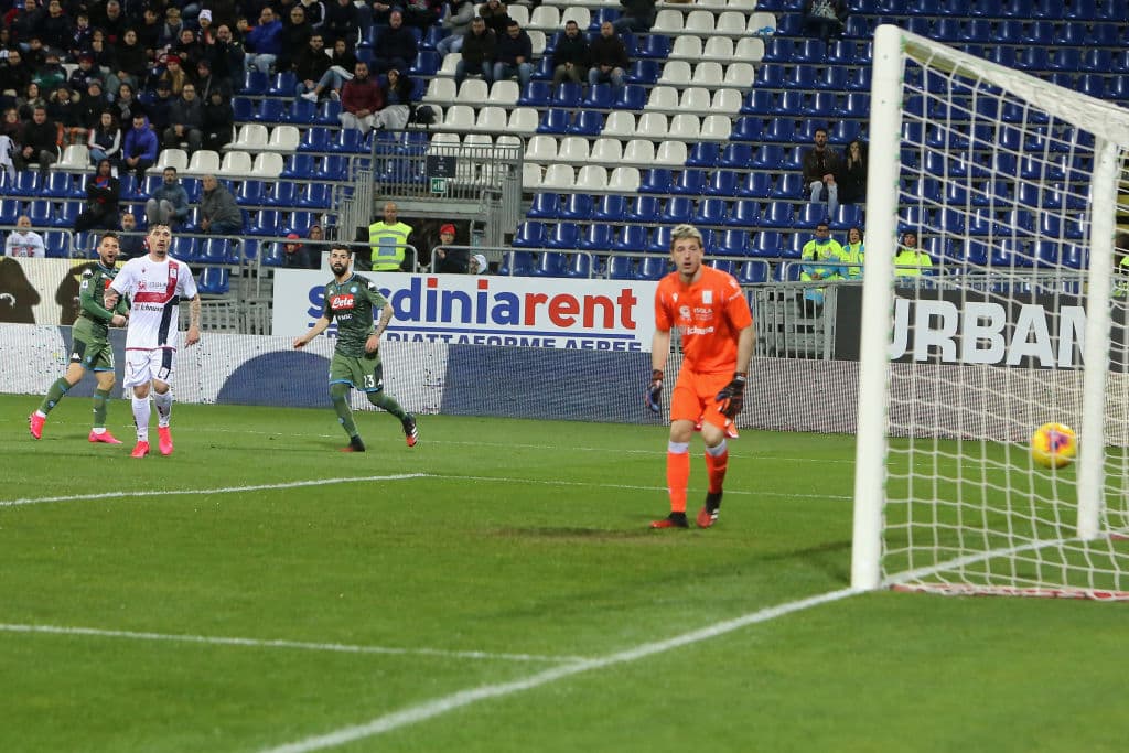Con un golazo de Mertens, la Napoli vence al Cagliari 0-1 sin la presencia de Hirving, 'el Chucky' Lozano, que no fue convocado.