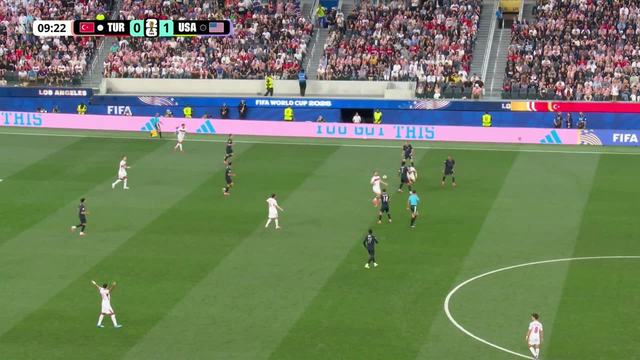 ¡GOL!  anota para Turquía. Arda Güler