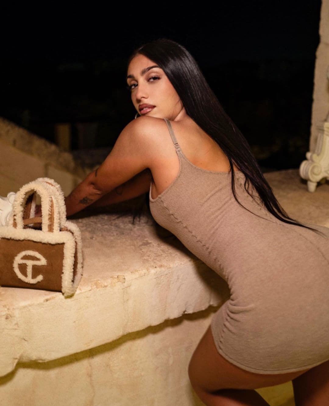 Todavía hay muchas cosas en ella que se sienten como un ejemplo audaz para su generación.