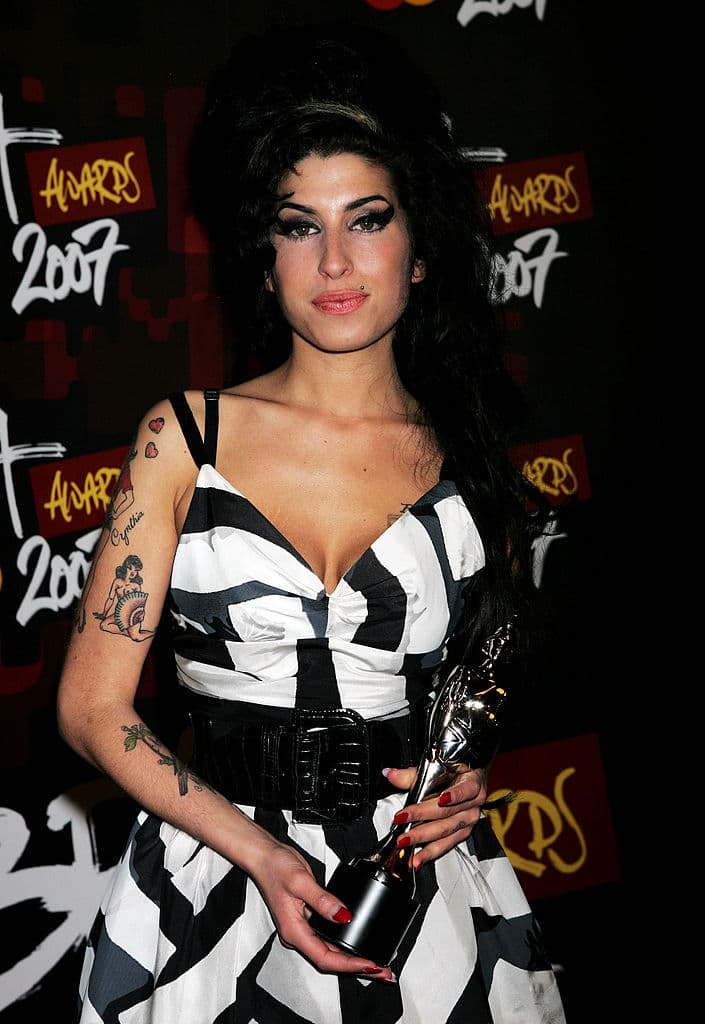 Winehouse, quien luchó con problemas con la bebida y las drogas durante gran parte de su carrera, murió de intoxicación por alcohol en su casa del norte de Londres el 23 de julio de 2011.