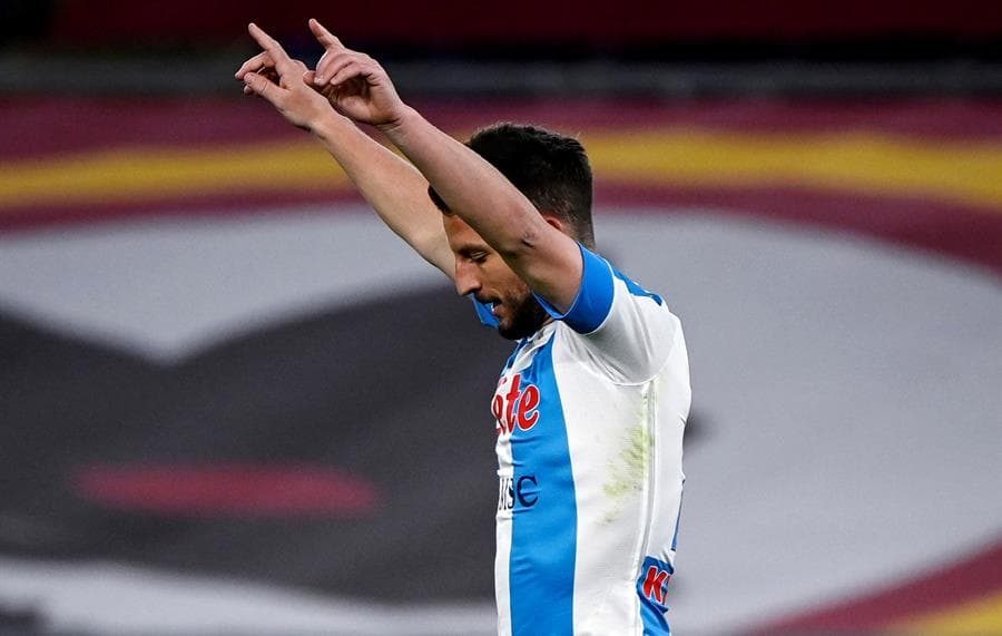 Napoli se impone 2-0 al AS Roma con doblete de Dries Mertens durante la Jornada 28 en la Serie A. El mexicano Hirving Lozano finalmente supera su lesión y regresa a las canchas, esta vez entró al minuto 73 por Elmas.