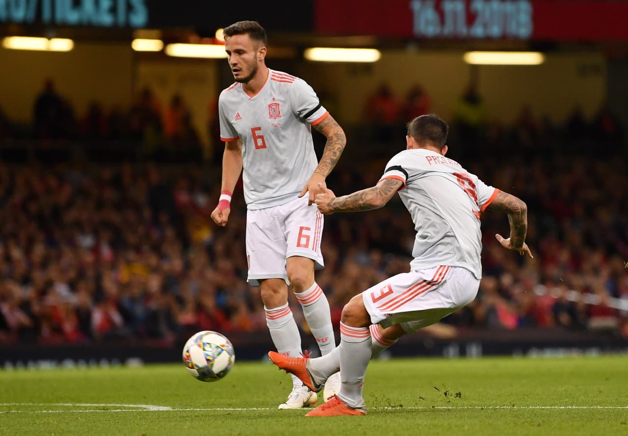 Tan solo al minuto 8, Paco Alcácer abrió el marcador aprovechando la debilidad defensiva de los galeses.