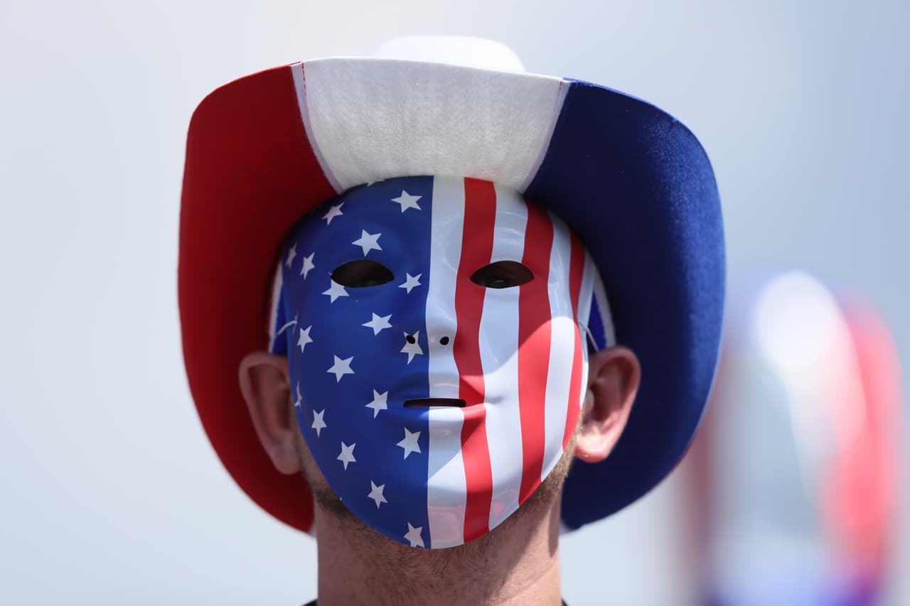 El público norteamericano se dio cita para apoyar a su selección. Maquillajes, peinados estrafalarios y una inmensa cantidad de artículos promocionales fueron la constante en el Nissan Stadium.