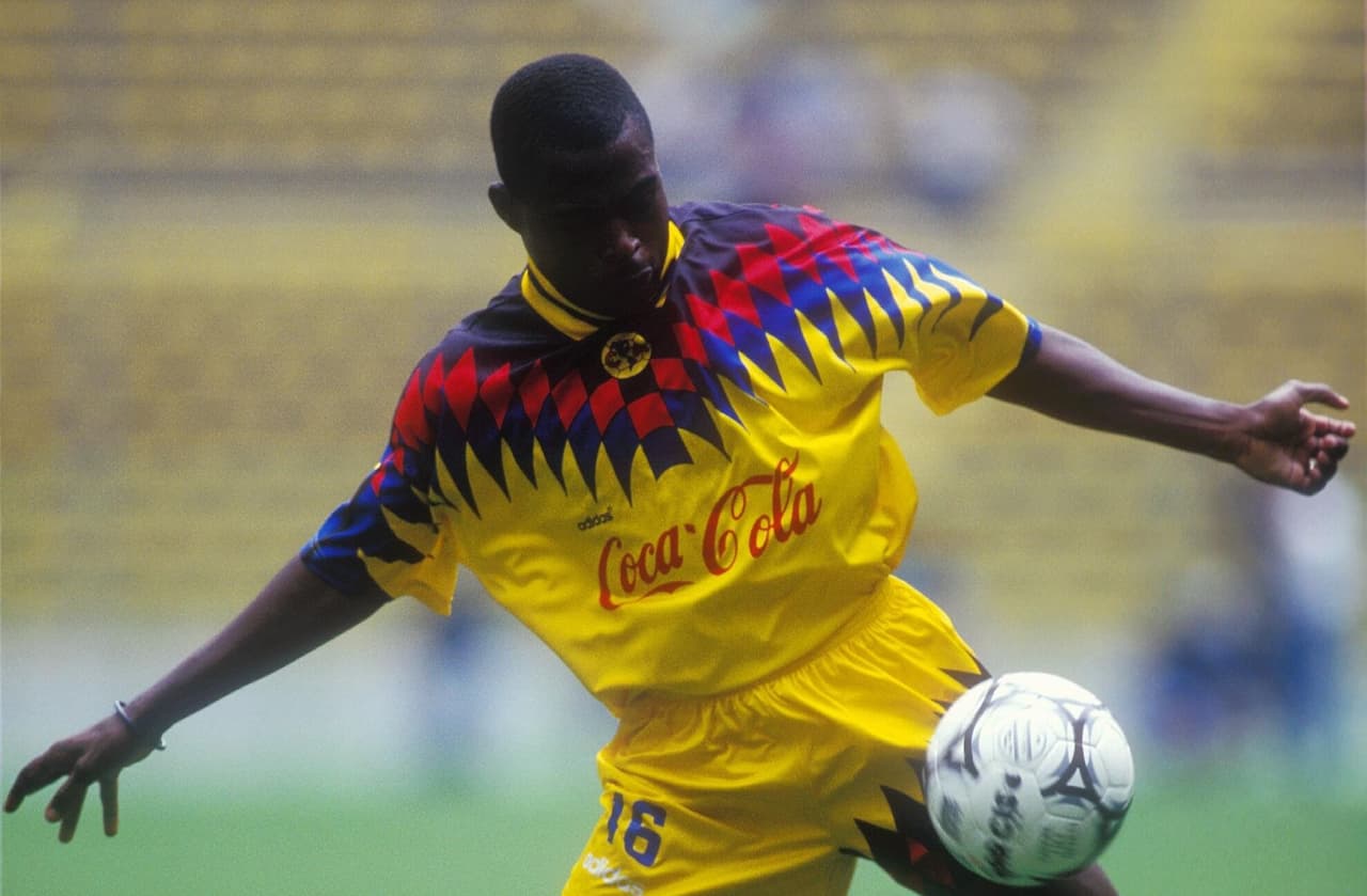 Kalusha, junto a Del Olmo, era un peligro constante desde el medio campo, en especial con remates de larga distancia.