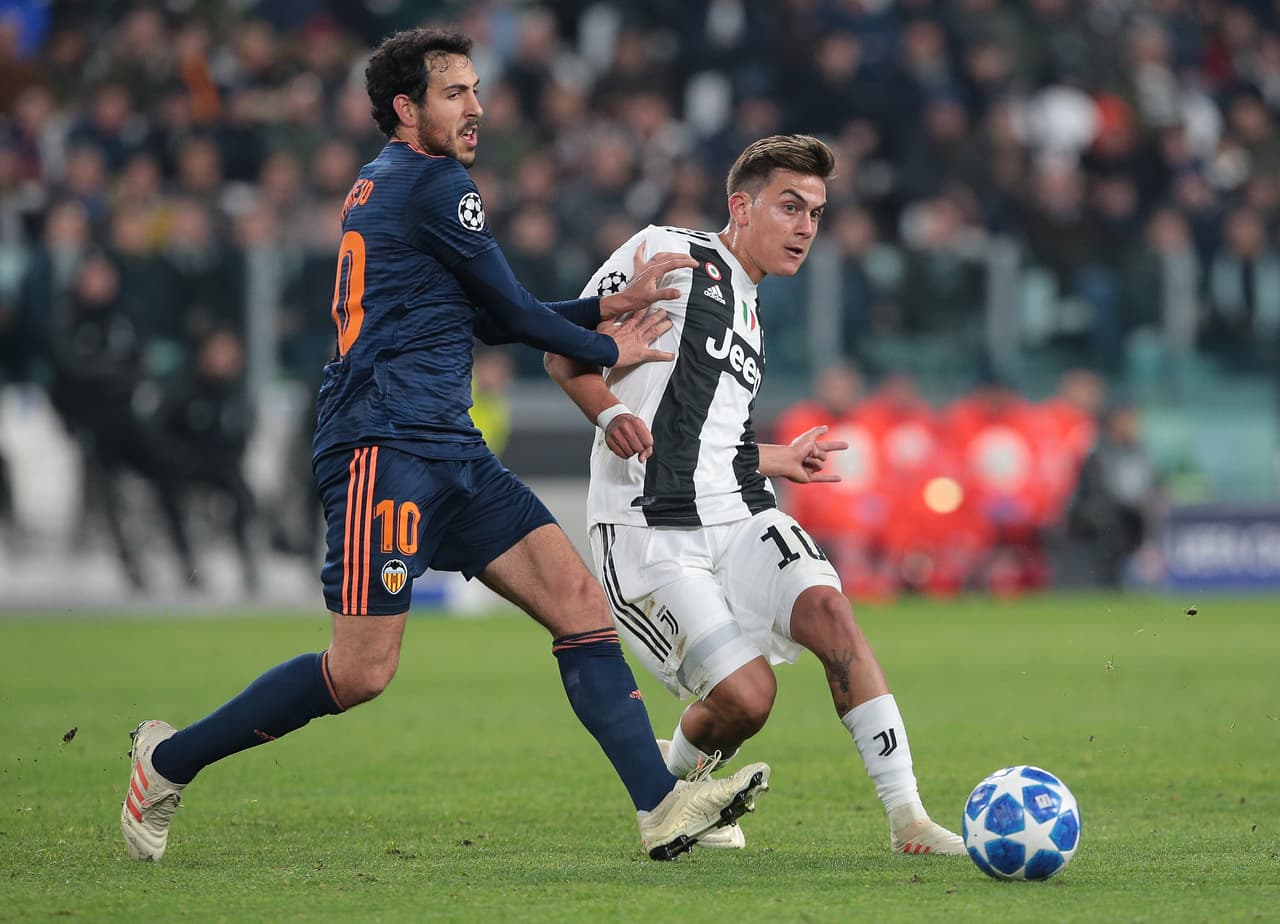 TURIN, ITALY - NOVEMBER 27: Paulo Dybala of Juventus is challenged by Daniel Parejo of Valencia CF during the Group H match of the UEFA Champions League between Juventus and Valencia at Allianz Stadium on November 27, 2018 in Turin, Italy. (Photo by Emilio Andreoli/Getty Images)