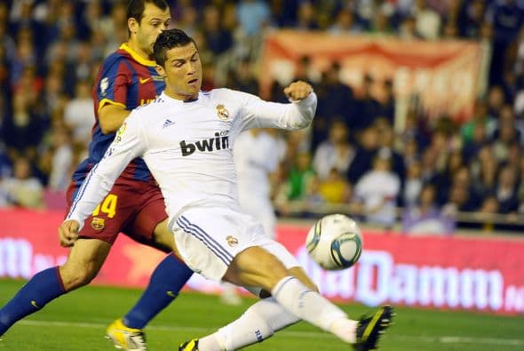 Pero el balón le quedó muy largo al portugués, cuando ya se había quitado la marca de Javier Mascherano.