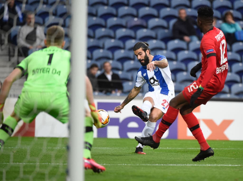 El mediocampista Sergio Oliveira saca un tiro-centro que controla fácilmente en arquero Lukas Hrádecký.