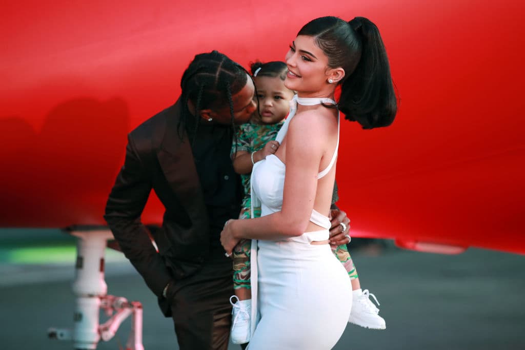 Al más puro estilo Jenner, la joven de 24 años compartió las noticias sobre bebés en Instagram y simplemente subtituló el emotivo video casero: "@travisscott".