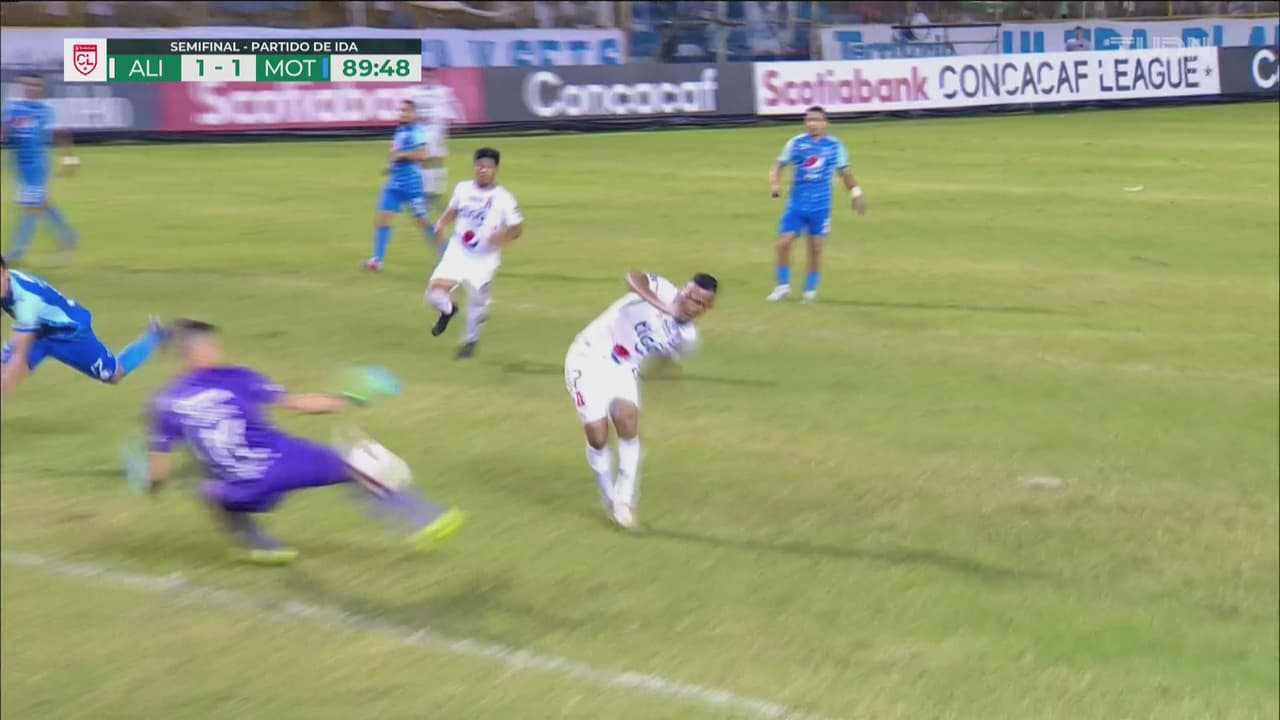 ¡A una mano! Jonathan Rougier salva a Motagua al final del partido