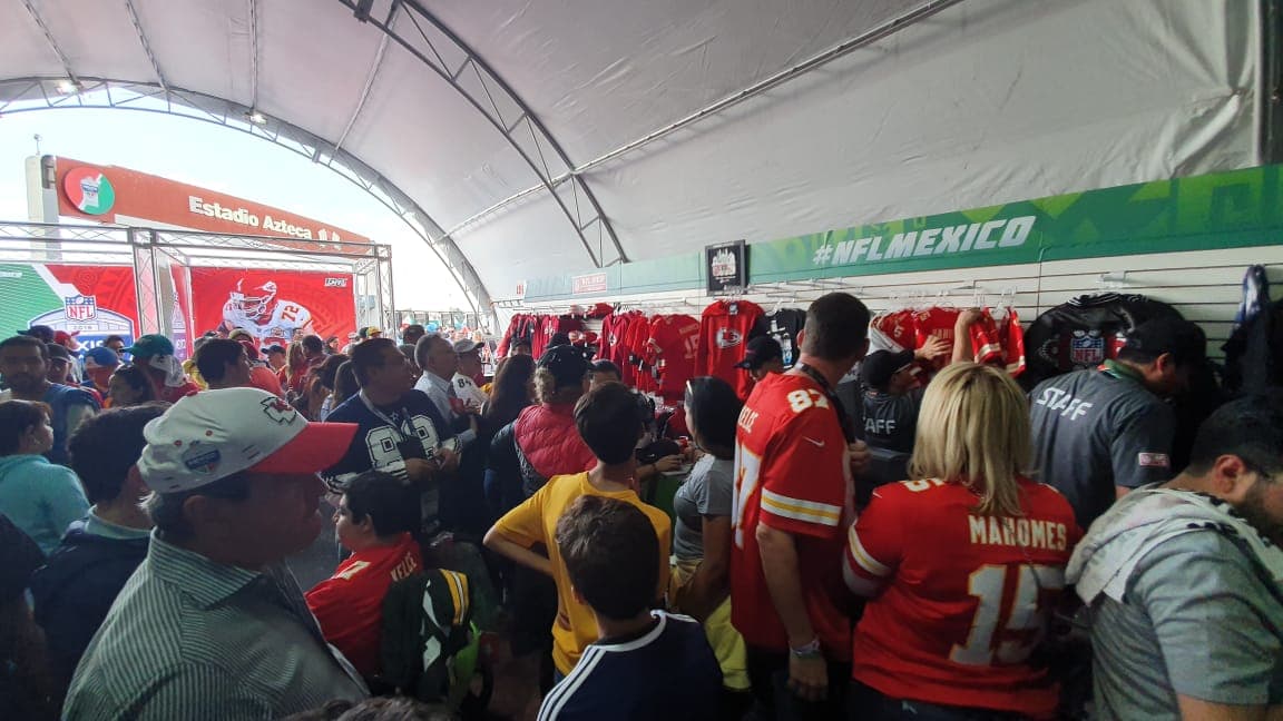 Aficionados aprovechan para comprar productos en la NFL Shop.
