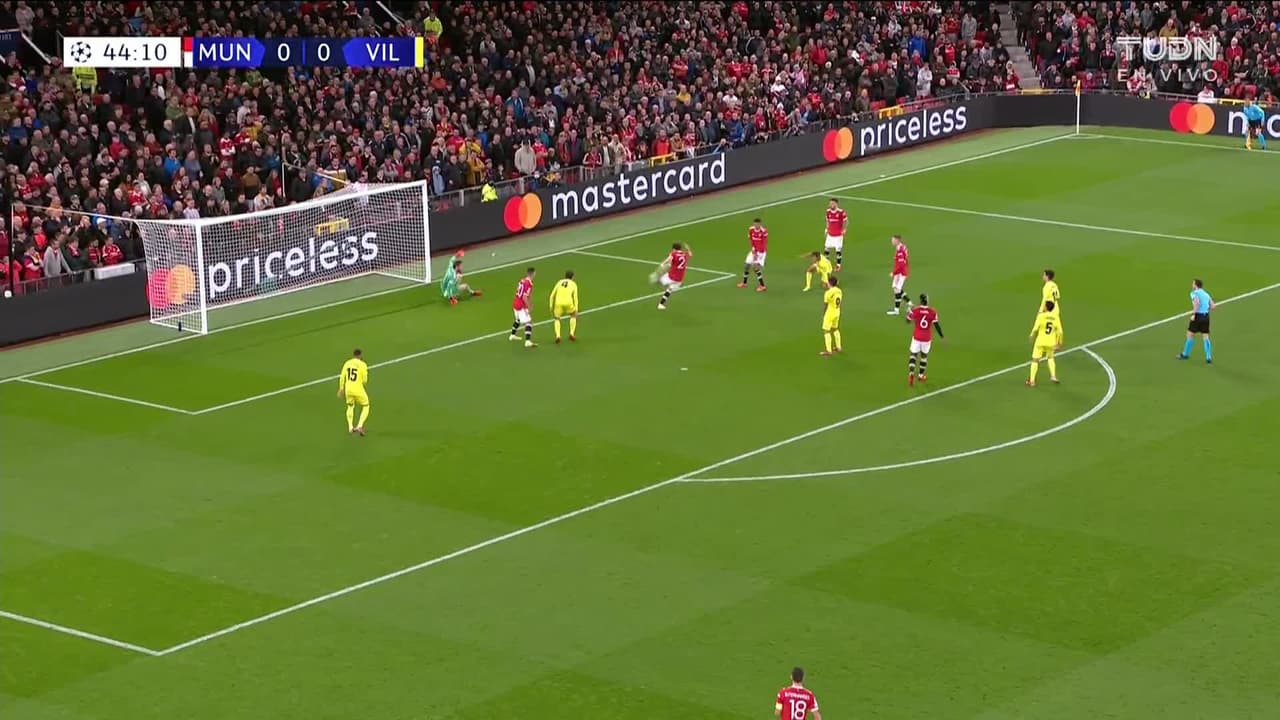 ¡TIRO ATAJADO! disparo por Yeremi Pino.