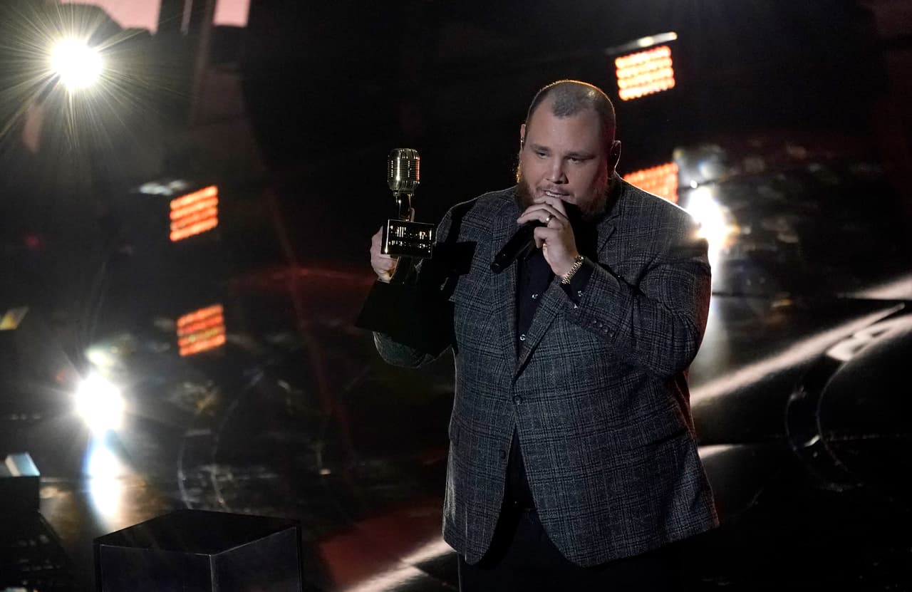 Jane Lynch entregó el premio de Top Country Artist a Luke Combs, quien interpretó ‘Better Together’.