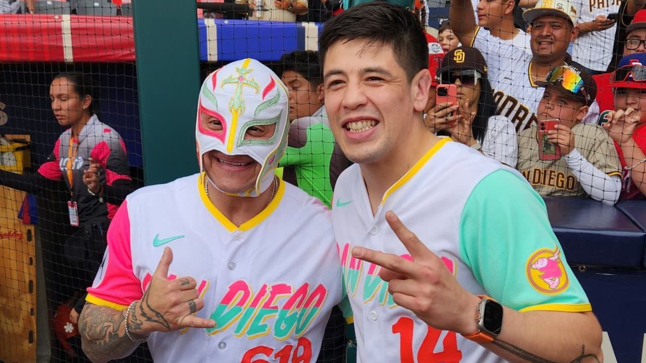 Rey Mysterio y Brandon Moreno asisten al Padres vs. Giants de México
