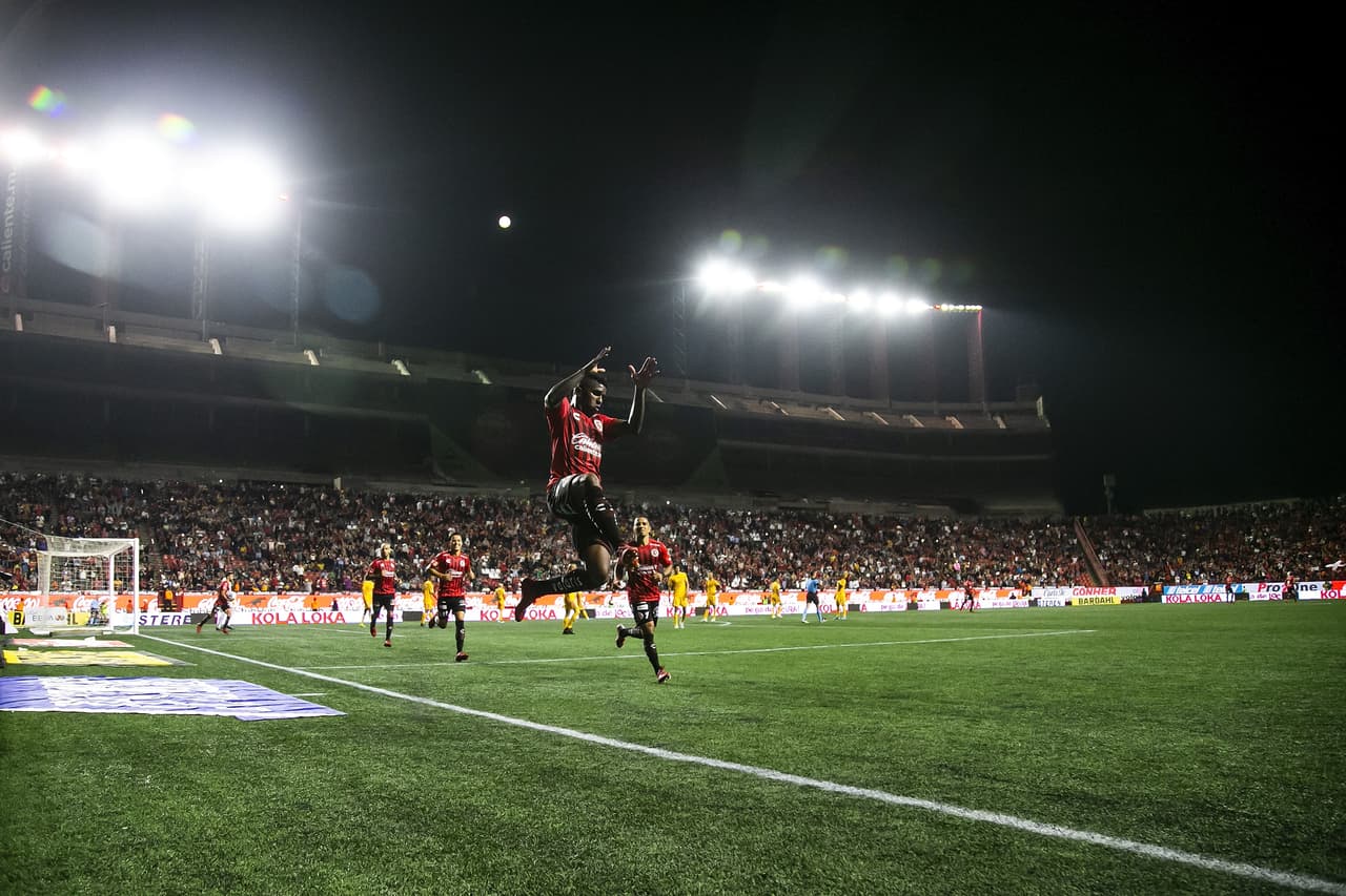 Miller Bolaños marca el empate de penal, en tiempo agregado.
