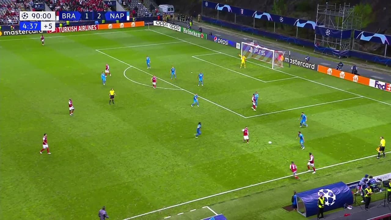 ¡CERCA! Pizzi disparó que se estrella en el poste.