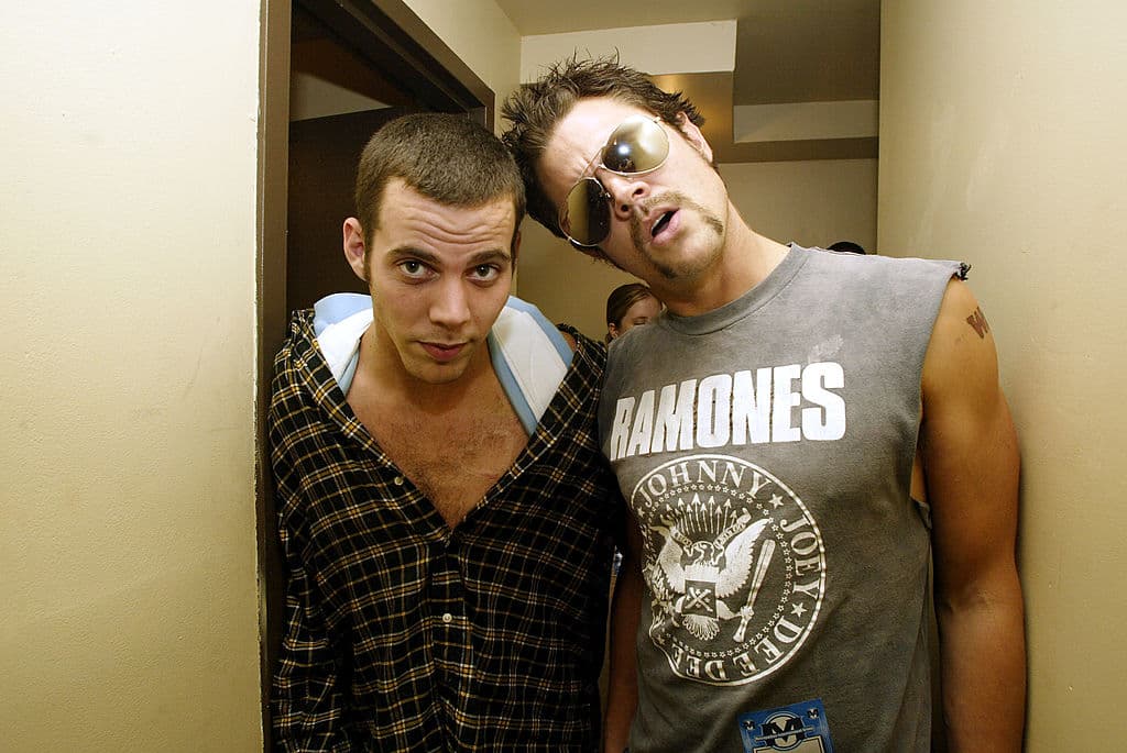 Kelly compite en una competencia de bicicletas estacionarias junto a la piscina contra Steve-O y se sorprende por una mano gigante que lo arroja a las aguas heladas cuando pierde.