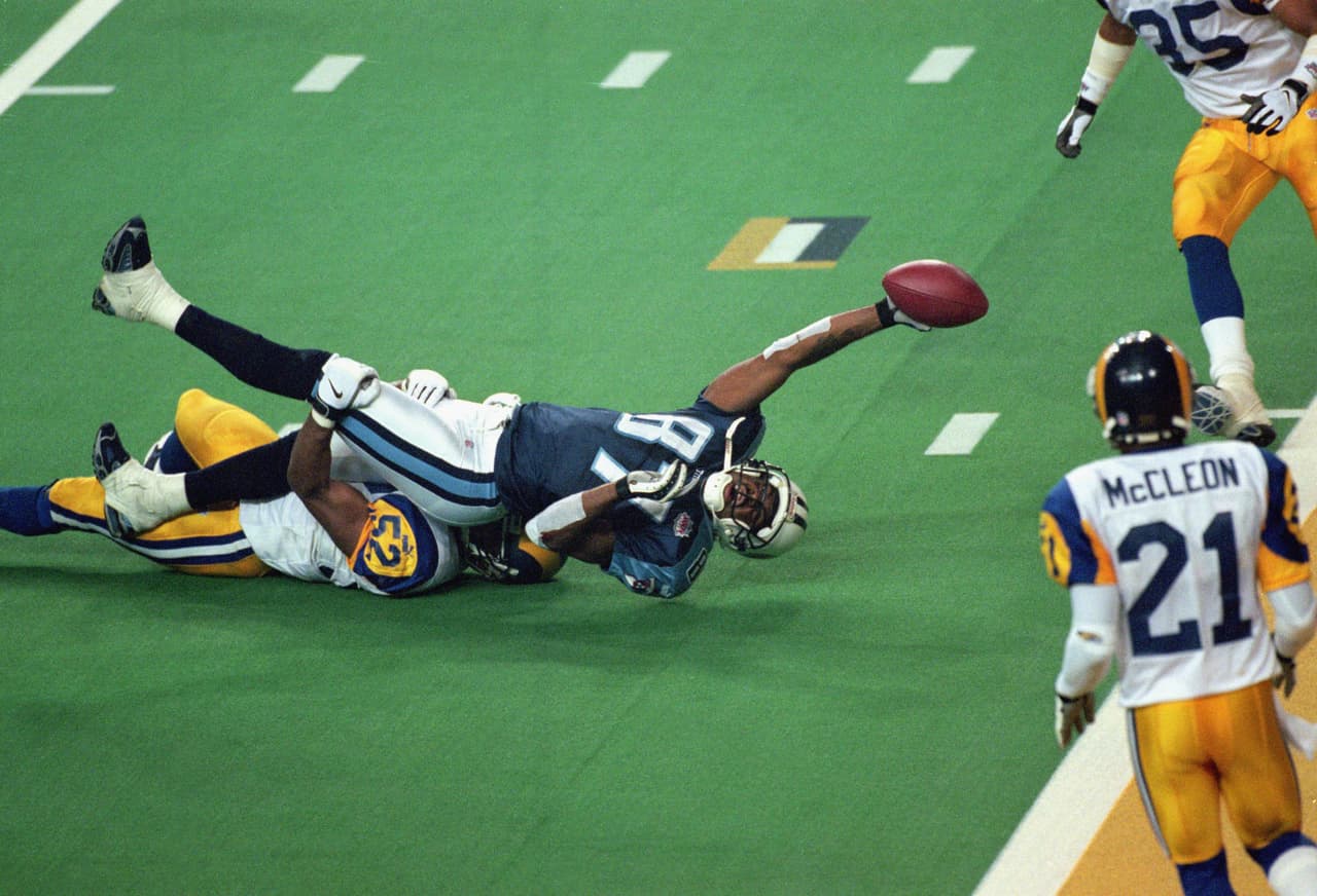 La perenne imagen de un Kevyn Dyson estirándose al máximo para conseguir el TD del empate en el Super Bowl XXXIV.